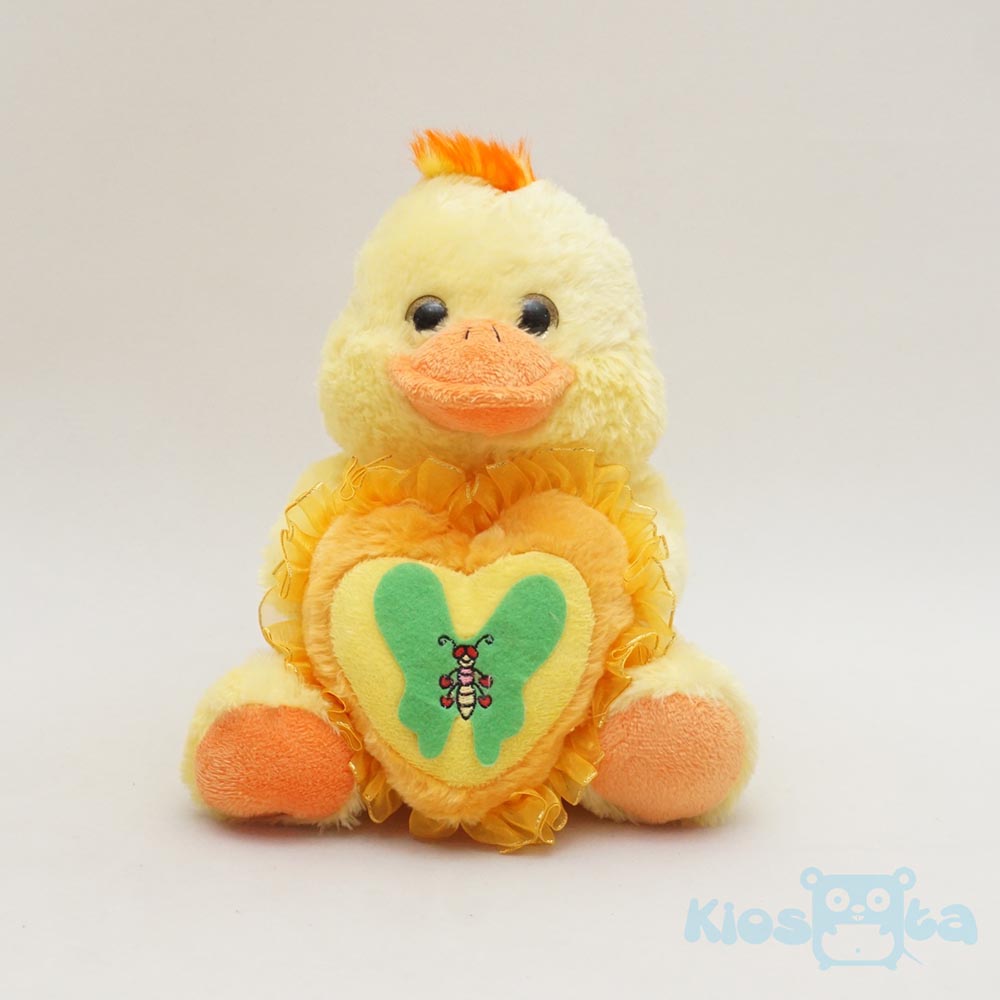 boneka bebek kuning sitting hati kupu-kupu