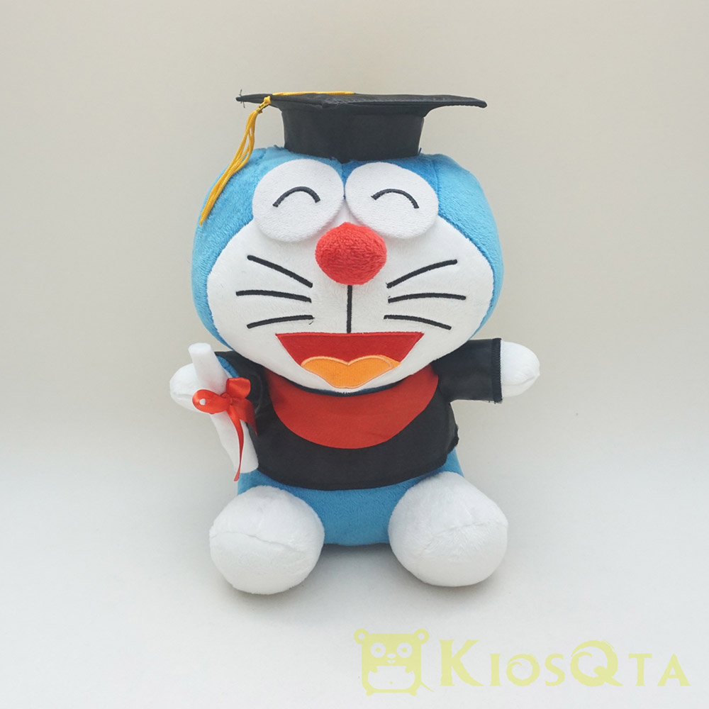 Boneka Doraemon Wisuda Toga Tersenyum Mata Besar M