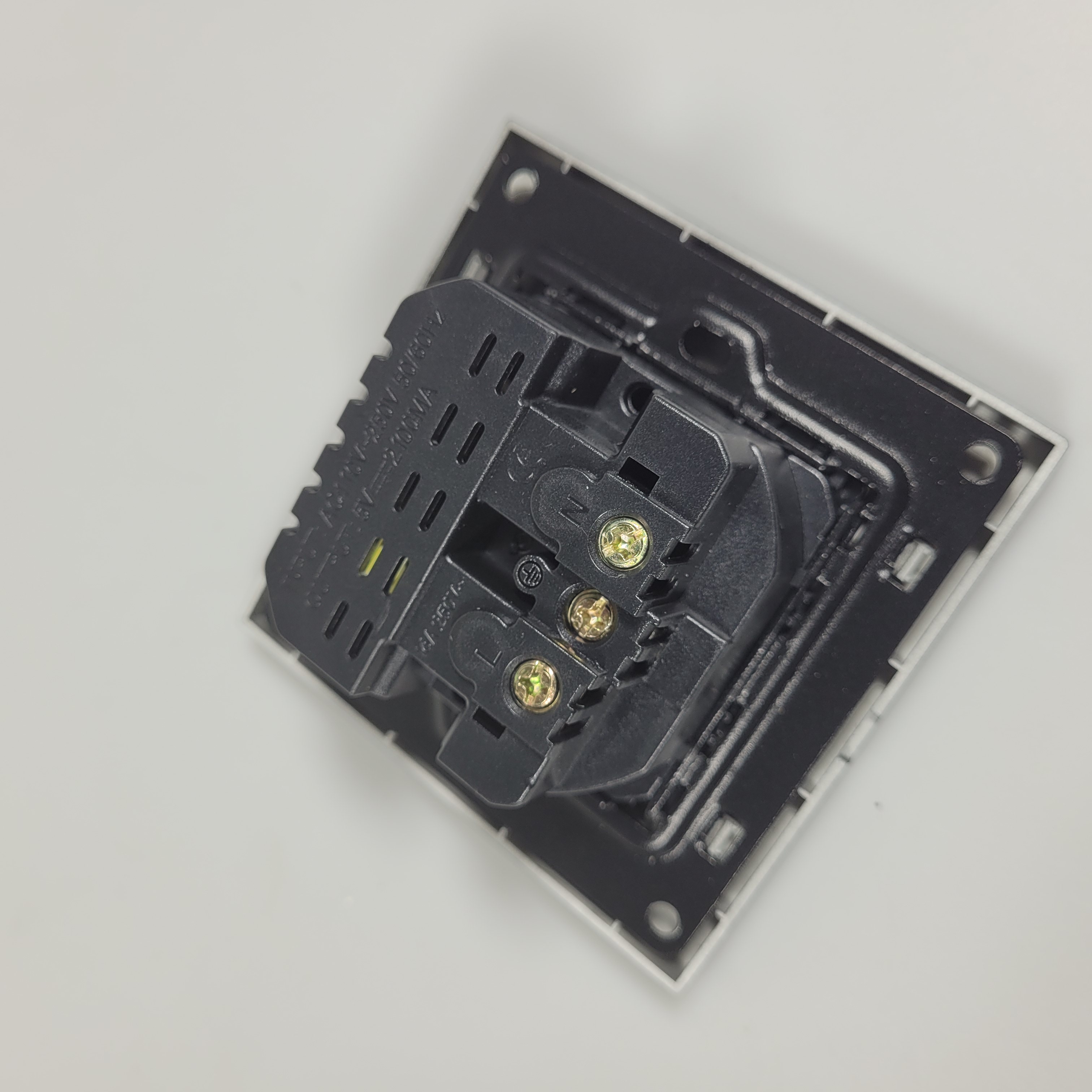 Taffware Stop Kontak EU Colokan Listrik Dinding dan 2 Port USB 2100 mA - WS222